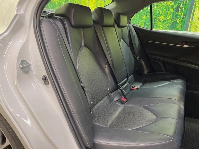 広々とした2列目シートは居住性が高く、居心地も快適！友達や家族とのお出かけにぴったりです。ベビーシートやチャイルドシート使用時も快適にお過ごしいただける十分な空間を確保しています。