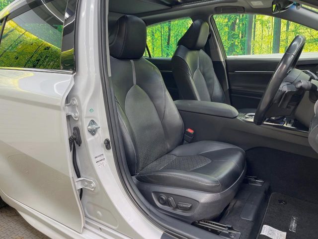 【黒革シート】上質な本革を使用し、高級感あふれる黒革シート。常に体に触れる部分だから、座り心地の良さにはこだわりたいですね♪汚れの付着や劣化を抑制する内装コーティング施工もおススメですよ♪