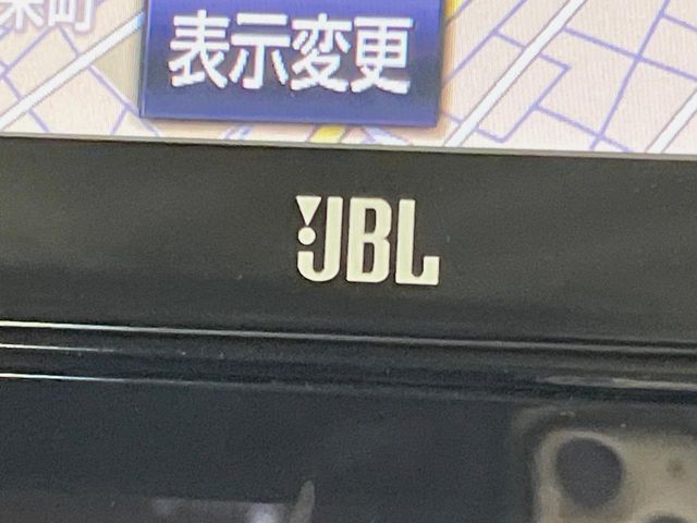 【JBLサウンドシステム】メーカーオプションの高品位サウンドシステムを搭載。専用のチューニングが施された大小様々なスピーカーから良質なサウンドが奏でられ、臨場感あふれる音響空間を演出します。