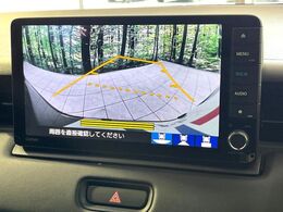【バックカメラ】駐車時に後方がリアルタイム映像で確認できます。大型商業施設や立体駐車場での駐車時や、夜間のバック時に大活躍！運転スキルに関わらず、今や必須となった装備のひとつです！