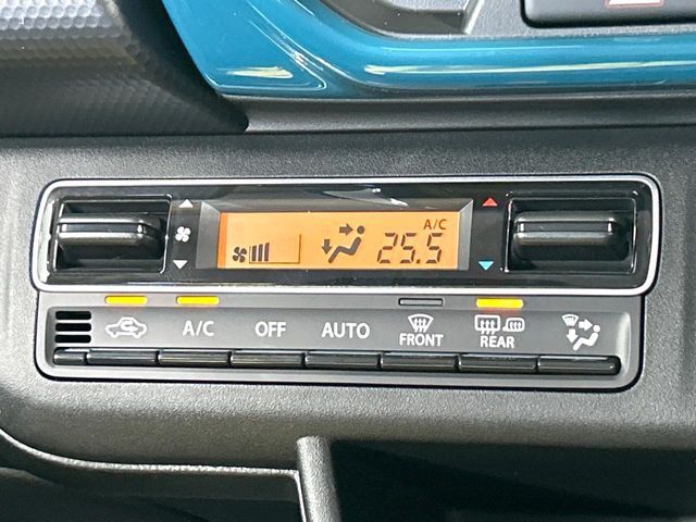 【オートエアコン】一度お好みの温度に設定すれば、車内の温度を検知し風量や温度を自動で調整。暑い…寒い…と何度もスイッチ操作をする必要はありません。快適な車内空間には必須の機能ですね♪