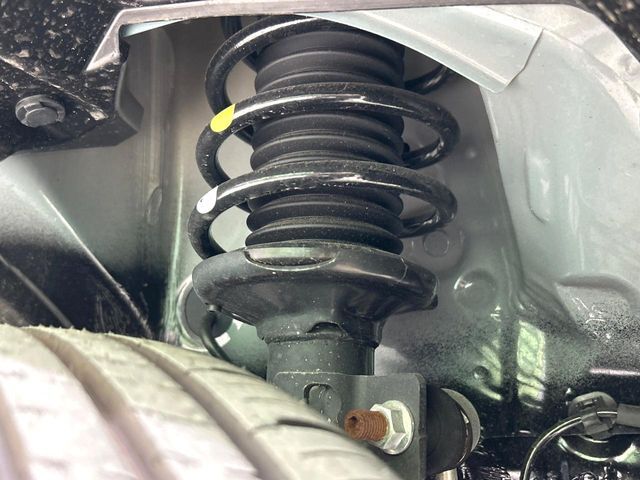 お車を安心してお乗りいただく為には、足回りの定期点検が欠かせません。サービスサポート（有償保証）では無料点検もご提供しており、安心のカーライフをお過ごしいただけるサポート体制が整っています。