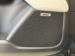 【BOSEサウンドシステム】メーカーオプションの高品位サウンドシステムを搭載。専用のチューニングが施された大小様々なスピーカーから良質なサウンドが奏でられ、臨場感あふれる音響空間を演出します。