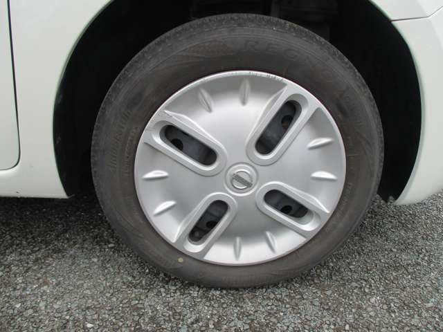 タイヤサイズは175/65R15です。