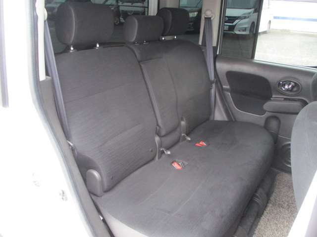 ドアの開口部が大きく開くので、チャイルドシートのお子様の乗降や荷物の積載もスムースです。