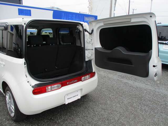 ラゲッジルームを使いやすくするために、横開きドアを採用。荷物を持ったままでも片手でラクに開け閉めができて、狭い場所でもラクに荷物の出し入れができます。
