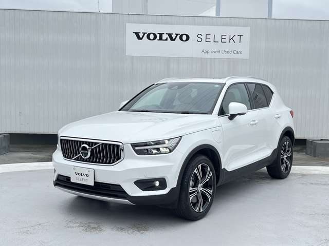 対向車や先行車を検知した場合、それらの車両のドライバーを眩惑する照射光の大部分を自動的にカットするため、常にハイビームのままで走行可能です