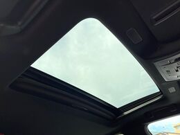 【サンルーフ】開放感たっぷりの希少装備、サンルーフが装着されています！車内に明かりを取り入れたり景色を楽しむ以外にも、車内の空気も簡単に換気できて快適です！