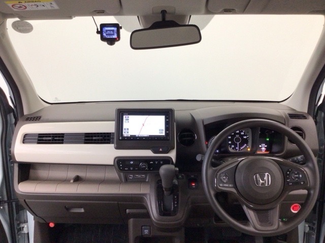 【前方視界】開放的な前方視界！運転がしやすく疲れにくいです♪窓が大きく、見通しがとっても良いおクルマですよ♪