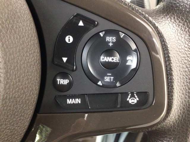 【アダプティブ・クルーズ・コントロール】予め設定した車速内でクルマが自動的に加減速。 前走車との適切な車間距離を維持しながら追従走行し、高速道路でのドライバーの疲労を軽減してくれる嬉しい機能付♪