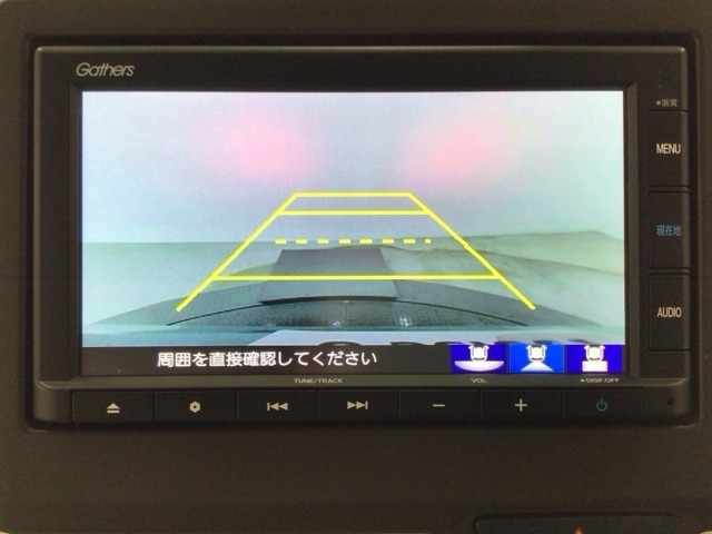 【バックカメラ】運転が苦手な方も車庫入れラクラクです！ギアをリバースに入れれば自動的に切り換わりますので、面倒な操作は不要です♪狭い駐車場もお車を傷つけず安心ですね！