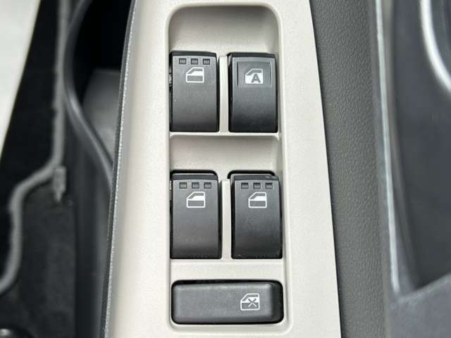 【パワーウインドウ】運転席のスイッチで、各席の窓ガラスの開閉ができます！あると便利ですよね！