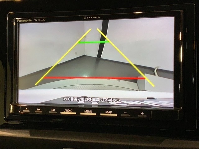 リバースギアに入れるだけで後方の表示へ切り替わります。夜間や雨の日の駐車も楽になりますよ。