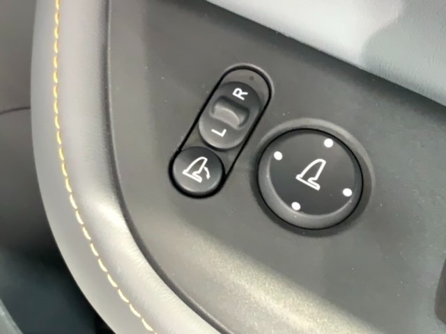 狭い駐車場で便利な電動格納ドアミラーが付いています。