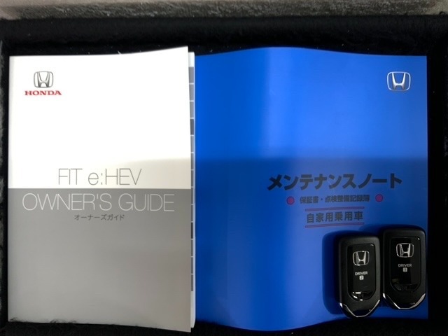 スマートキーは鍵をバッグに入れたままでもドアロックの開閉やエンジンのON・OFFができます。夜間や雨の日も鍵を探さなくて良いので便利です。