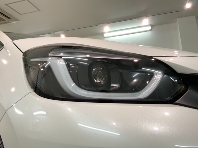 LEDヘッドライトは、点灯の瞬間から最大光量を発揮し、突然暗くなるトンネルなどでの安定感を高めます。