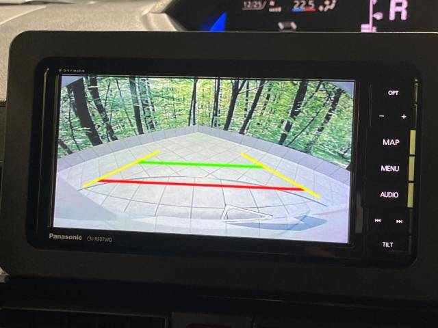 【バックカメラ】駐車時に後方がリアルタイム映像で確認できます。大型商業施設や立体駐車場での駐車時や、夜間のバック時に大活躍！運転スキルに関わらず、今や必須となった装備のひとつです！