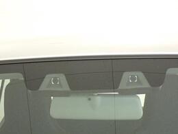フロントガラス上部に設置された2つのカメラで歩行者や車を認識します。衝突の可能性がある場合、警告やブレーキのアシストをするのでより安全に運転していただけます。