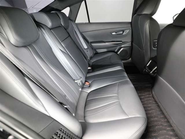 後席もゆとりあるスペースをしっかり確保しています。