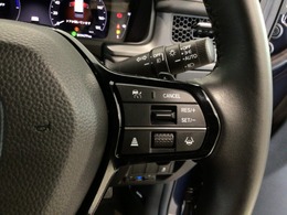 【アダプティブ・クルーズ・コントロール】予め設定した車速内でクルマが自動的に加減速。 前走車との適切な車間距離を維持しながら追従走行し、高速道路でのドライバーの疲労を軽減してくれる嬉しい機能付♪