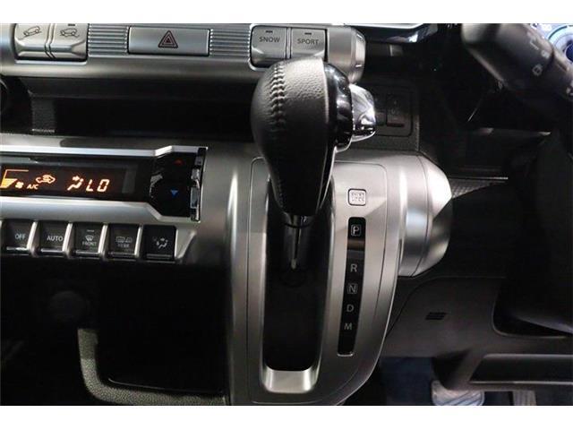 ステアリングホイールからスムーズに持ちかえられるインパネシフトを採用。シフトノブをコンパクト化し、女性でも操作しやすいサイズです