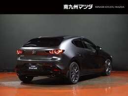 【MAZDA3】光の映り込みだけで、「面のうつろい」を表現し、見る場所、時間、天気によりさまざまな表情を見せ、見るたびに「このクルマにして良かった」と思っていただける車です。洗車も楽しくなります。
