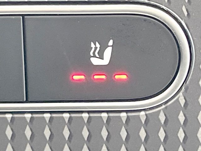 ●フロントシートヒーティング：運転席・助手席共に三段階で調節が可能なシートヒーターを装備しております。季節を問わず快適にご使用いただけます。