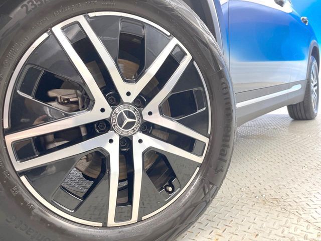 ●純正18インチアルミホイール：輸入車ならではの卓越した走りを支えるホイールと足回りです！日本車の走りに慣れている方にもぜひ体感して頂きたいほど、高いレベルでまとまっています！