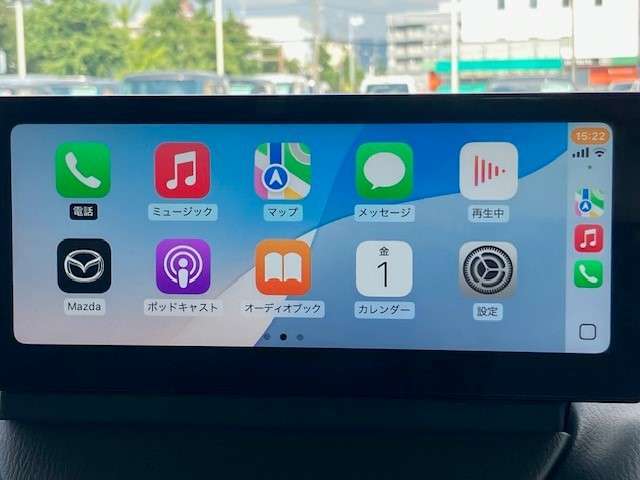お手元のスマートフォンと接続して頂く事で使用可能な「Apple CarPlay/Android Auto」電話の応答は勿論、メッセージの受信やLINE、音楽接続からナビアプリの使用まで幅広く活躍致します。