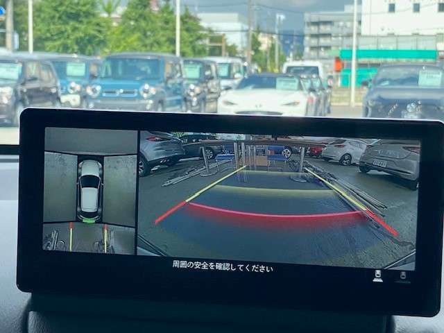 360°ビューモニターでは、両サイドとフロント、バックカメラの合成で、あたかも上空から見下ろした様に周囲を確認して頂けます。駐車場だけでなく、T字路等でも活躍のアイテムです！