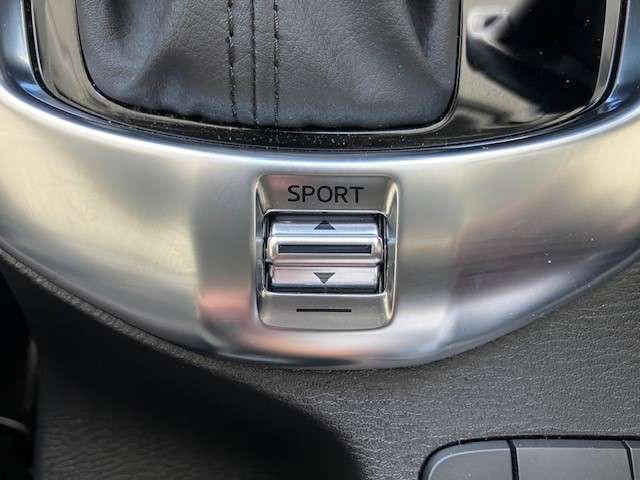 ガソリンエンジンモデルにのみ搭載されている「スポーツモード」では、エンジンのレスポンスを上げる事で高速道路の合流や坂道といった場面でも鋭い加速を行います。