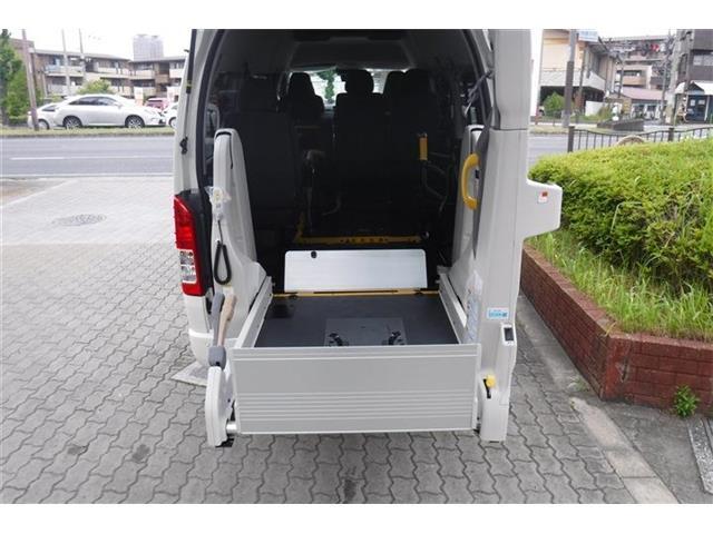 車いす用スイングアームリフトです