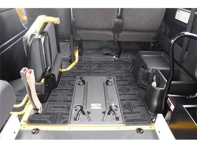 フロントの車いす固定装置です