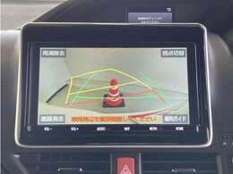 バックモニター付きです。車の後方に小型カメラが付いており、バックする際の後方の様子をモニター上に表示します。