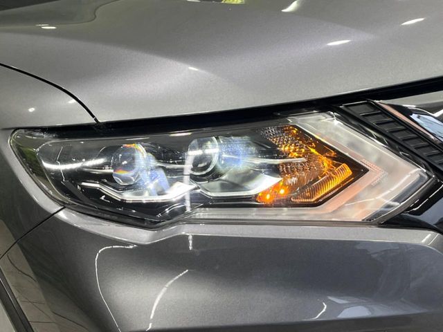 【LEDヘッドライト】悪天候や夜間走行時も良好な視界を確保し安心して運転できる高輝度LEDヘッドライトを装備！点灯速度が早く、消費電力も抑えられています。