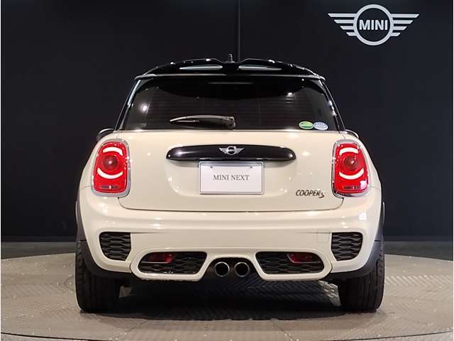後ろからみても直ぐにMINIだとわかる丸みを帯びたデザインでございます。