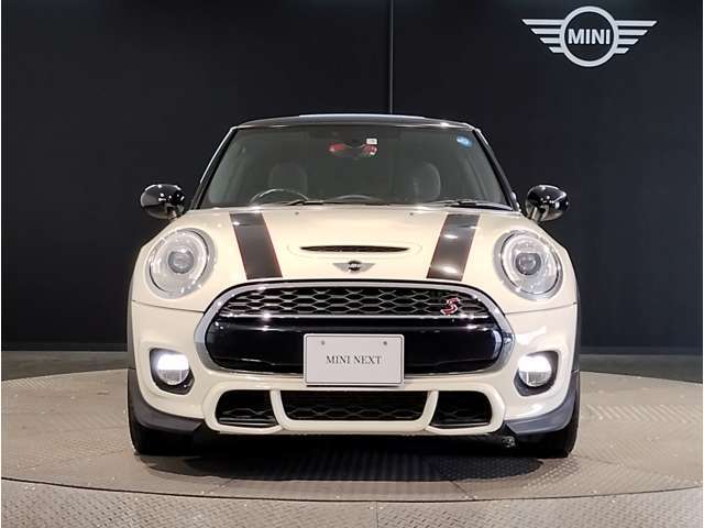 MINIのボンネットはヘッドライト部分に穴が開いている特徴的なもので御座います。MINIの伝統やこだわりがこういったところにも表れております。