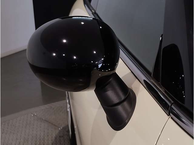 その車の印象を植え付けるのはボディカラーだけではないんです。ルーフとミラーキャップがおしゃれなMINIを形成するポイントにもなりますよ！