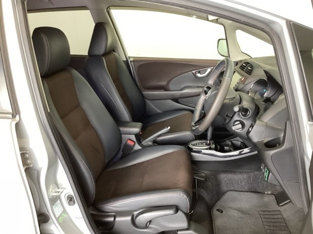 広い足元にゆったり座れるシートには肘掛けも装備しており長距離の運転でも疲れにくくなってます。女性でも運転がしやすいように、シートの高さ調整機能（シートリフター）がついています。