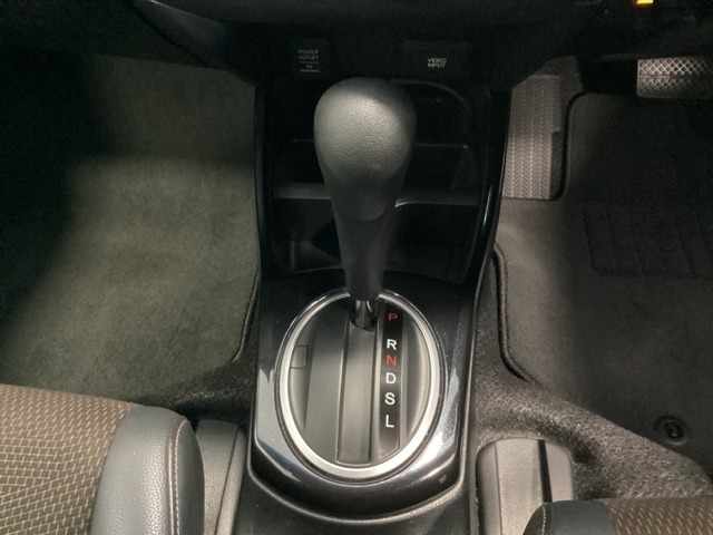 CVT車のセレクトレバーです。低速から高速まで、変速ショックのないスムーズな走りを実現するとともに、エンジン効率のよい領域を維持することで燃費にも貢献します。