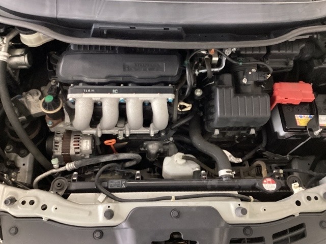 ホンダスタッフがしっかり整備して保証付きにてお渡し致します。エンジンルーム＆室内ルームともにクリーニング済みで清潔です。快適なドライブをお楽しみください。