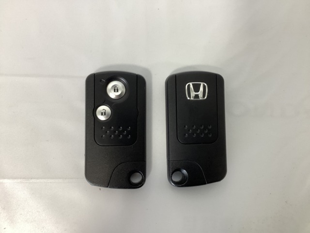 スマートキーを装備しています。鍵を差し込むことなくドアロックの開け閉めと、エンジンスタートができます。スペアキーも同じものを用意しております。