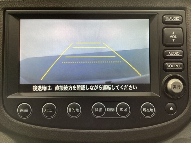 バックでの車庫入れも安心です！　リアカメラが付いているバックモニター付のナビを装備しております。操作線もついており距離感も画面から確認できます。
