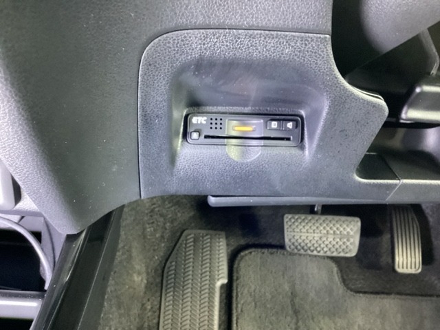 ハンドルの左下にETCがついています。高速道路の料金所の通過も楽々です。　カードの取り出しもしやすい場所についています。