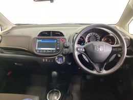 車内は光触媒抗菌消臭施工済です。スタイリッシュなデザインでスポーティなインパネ周りを演出します。グローブボックスやカップホルダーのほかにトレーなどたくさんの収納スペースが付いています。