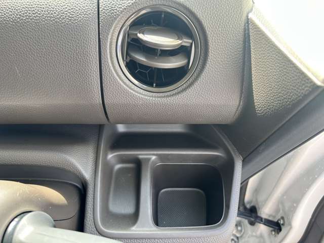 ドリンクフォルダ運転席側にも装備しております！
