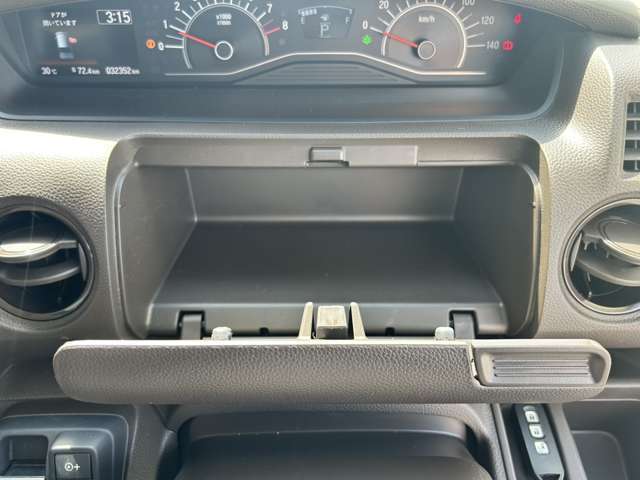 収納ボックスは運転席側にもあり取り出しもラクラクです！！