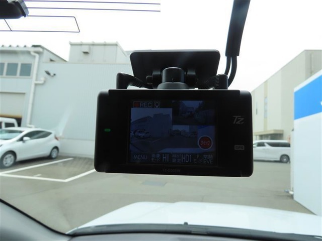 （ドライブレコーダー）走行中の映像を録画します。衝突時もバッチリ映像で残ります。