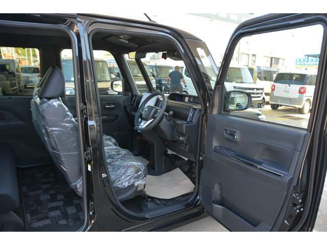 運転席の足元もゆったり＾＾快適です♪お問い合わせは079-280-1118、カーズカフェ　カーベル姫路東までお気軽にお電話ください＾＾