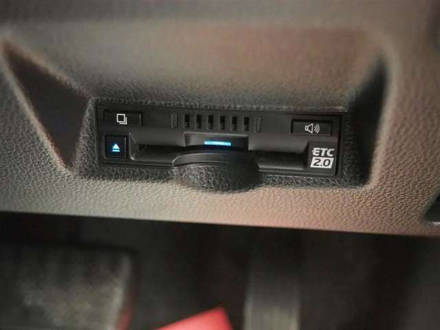 ETC2.0車載器装備。ITSスポットから詳しい交通情報をリアルタイムに受信。高速道路の料金支払もスムーズに手続き可能です（ETCカードは別途必要になります）